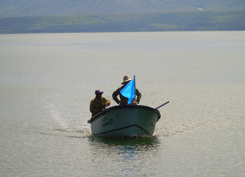 En la bahía de Caimanera la pesca es limitada por la presencia de la ilegal base yanqui | foto: Rodny Alcolea